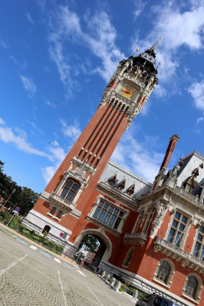 Belfried neben dem Rathaus von Calais.jpg