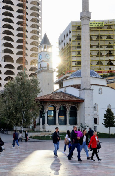 Skanderbegplatz in Tirana.jpg