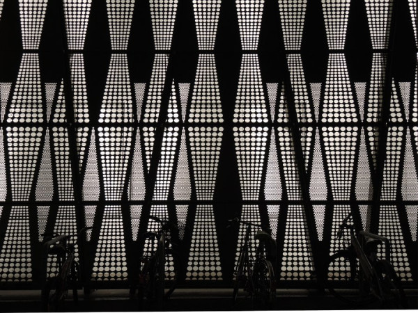 Fassade eines Einkaufszentrums in Graz.jpg