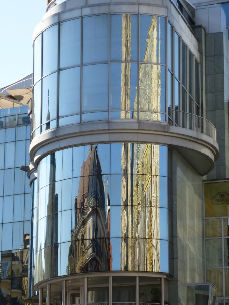 Haas-Haus gegenüber dem Stephansdom in Wien.jpg