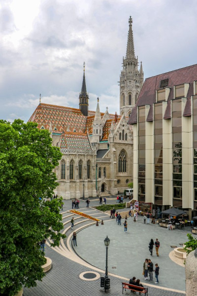 Gegensätze-Matthiaskirche und Hilton-Hotel Budapest.jpg