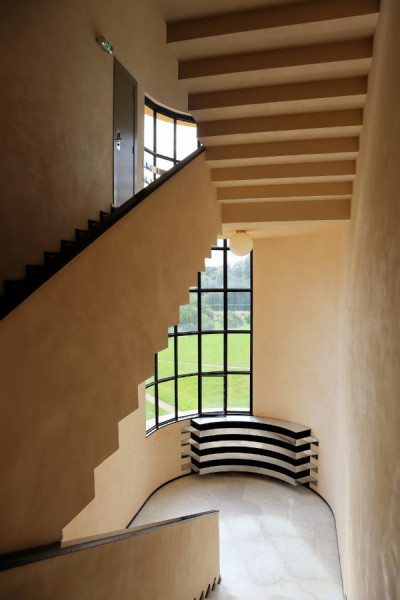 Stiegenhaus der Villa Cavrois in Croix.jpg