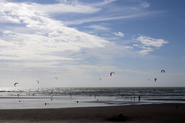 Kitesurfer am Strand von Wimereux.jpg