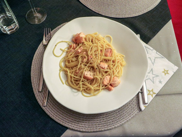 Spaghetti_mit_Lachs_und_Prosecco-Soße.jpg
