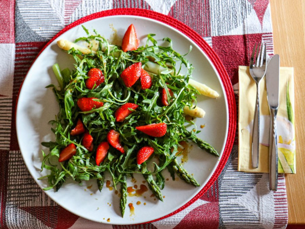 Spargelsalat_mit_Rucola_und_Erdbeeren.jpg