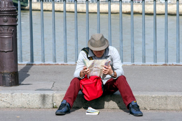 Landkartenstudium in Paris.jpg