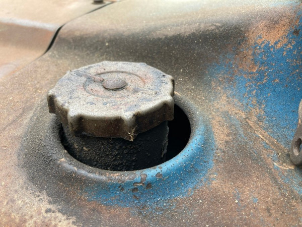 2022-05-01_Traktor_Tankdeckel.jpg