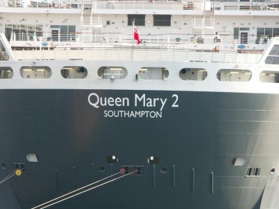 2004 Queen Mary2 Pyräus.JPG
