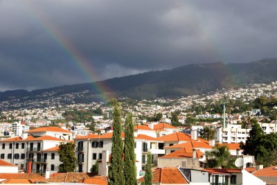 Regenbogen über Funchal.jpg